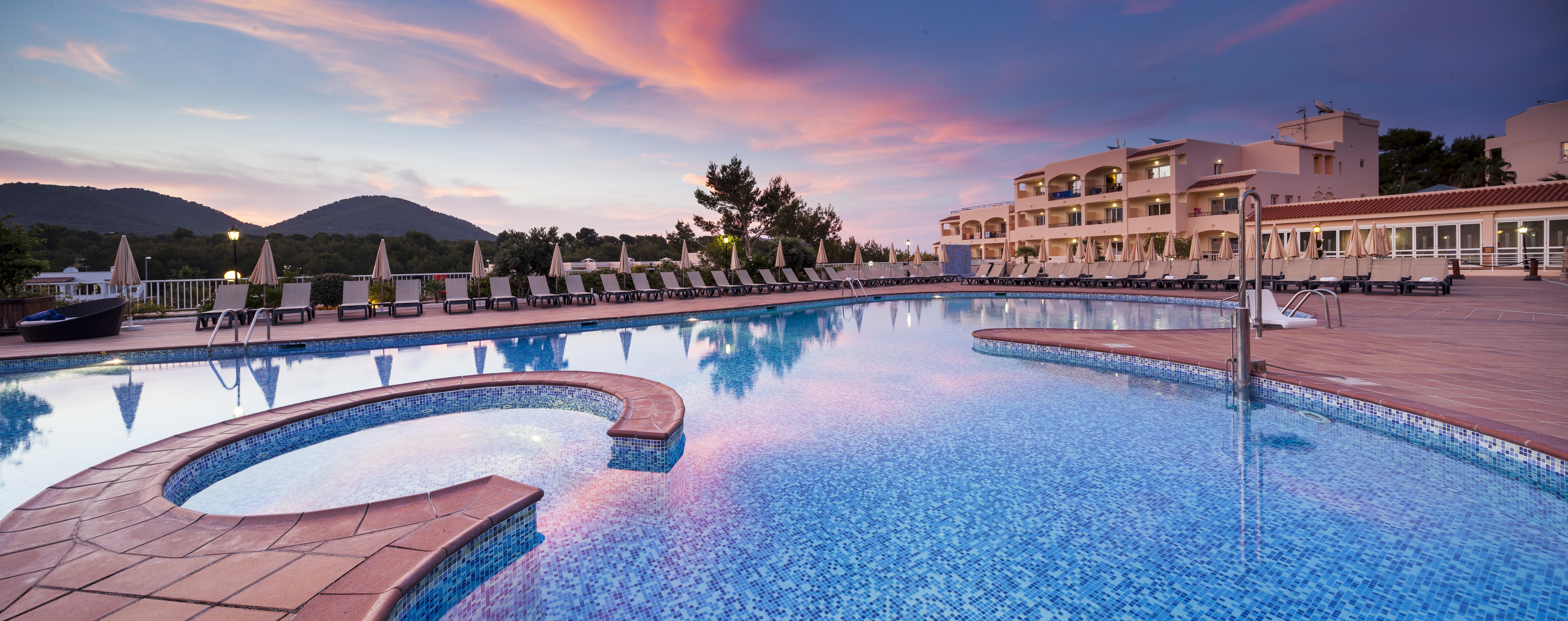 Invisa Hotel Club Cala Blanca Es Figueral Ngoại thất bức ảnh