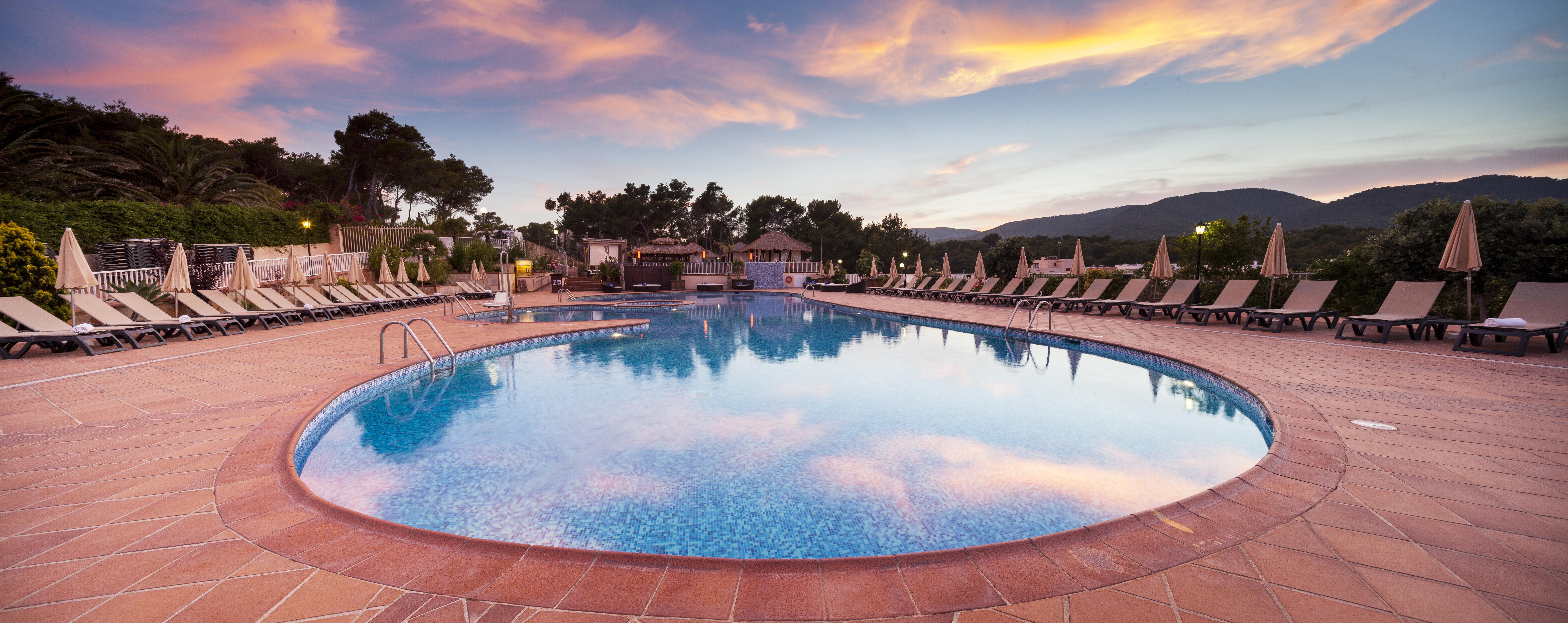 Invisa Hotel Club Cala Blanca Es Figueral Ngoại thất bức ảnh